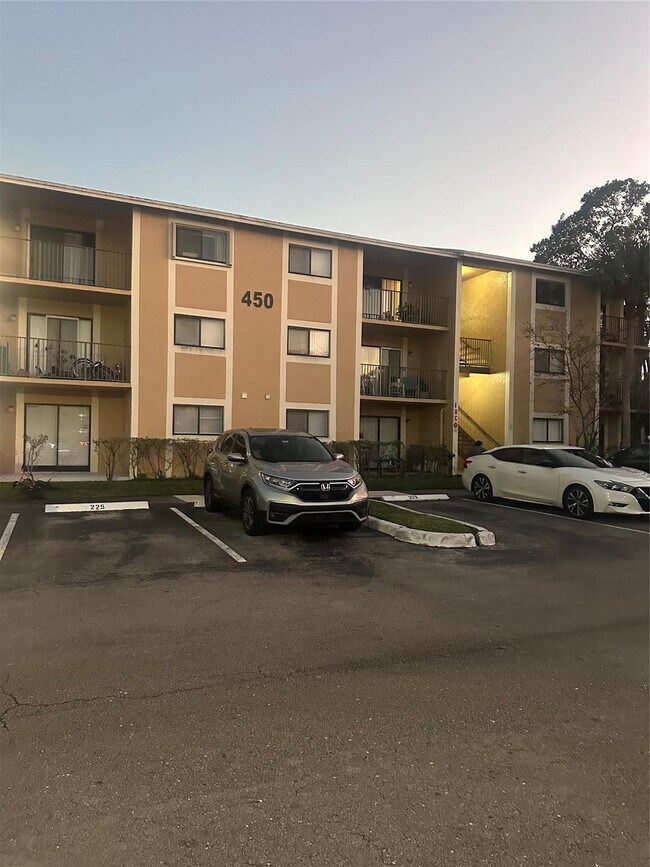 450 Palm Cir W in Pembroke Pines, FL - Building Photo - Building Photo