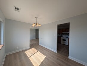 9024 Lincoln Ct, Unit 306 in Orland Park, IL - Building Photo - Building Photo