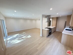 322 S Swall Dr in Los Angeles, CA - Building Photo - Building Photo