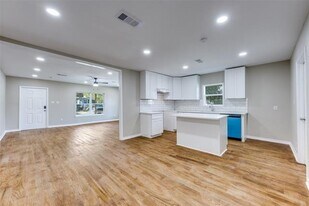 609 W Owings St in Denison, TX - Building Photo