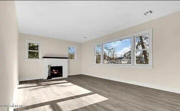 472 Branch Ave in Little Silver, NJ - Foto de edificio - Building Photo