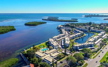 4370 Chatham Dr-Unit -306 in Longboat Key, FL - Foto de edificio - Building Photo