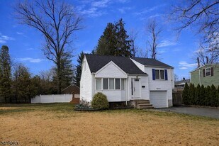 18 Mandeville Ave in Pequannock Township, NJ - Building Photo