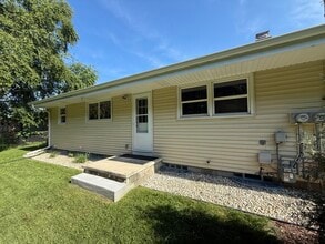 211 E Paradise Dr, Unit 211 in West Bend, WI - Foto de edificio - Building Photo