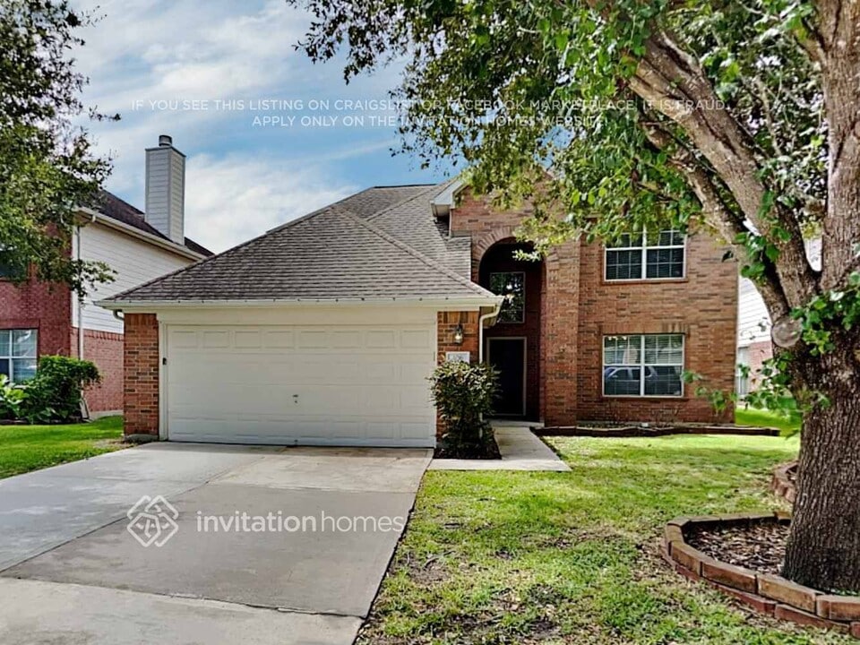 308 Glade Bridge Ln in Dickinson, TX - Building Photo