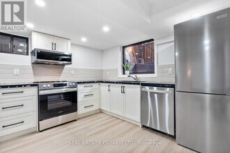 343 Prince Edward Dr N in Toronto, ON - Building Photo - Building Photo
