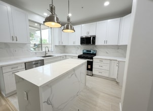 8136 Constantine Dr in Huntington Beach, CA - Foto de edificio - Building Photo