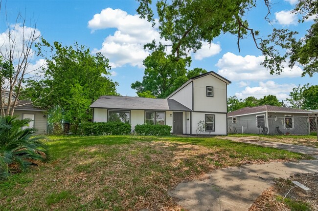 5830 Southlea St in Houston, TX - Building Photo - Building Photo