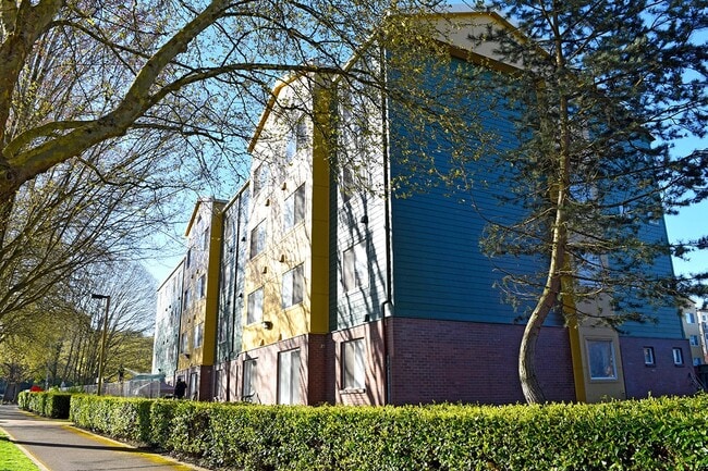 Cedar River Court Apartments in Renton, WA - Building Photo - Building Photo