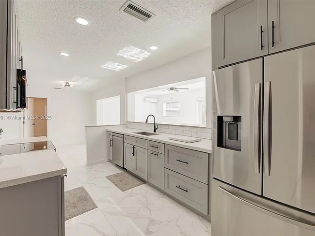 5030 NW 41st Ct in Lauderdale Lakes, FL - Building Photo - Building Photo