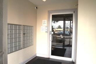 10353 Dearlove Rd in Glenview, IL - Building Photo - Building Photo