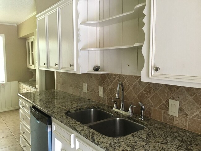 205 N Garden Club Dr in Overton, TX - Building Photo - Building Photo