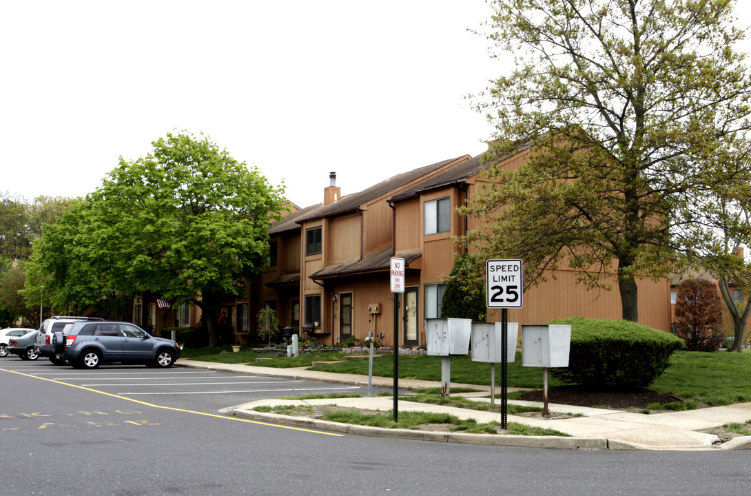 Laurelton Woods in Brick, NJ - Foto de edificio