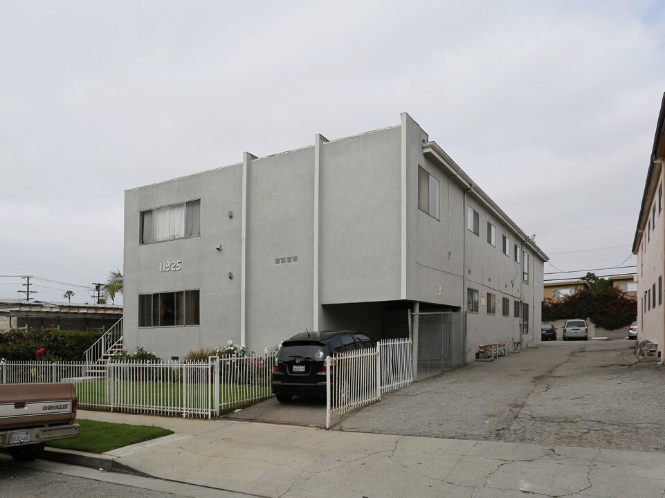 11925 Courtleigh Dr in Los Angeles, CA - Building Photo