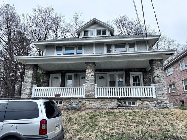 property at 2712 Woodlawn St