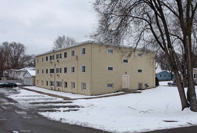 5240 Drew Ave N in Brooklyn Center, MN - Foto de edificio - Building Photo