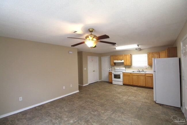 8437 Cherry Ave in Pensacola, FL - Building Photo - Building Photo