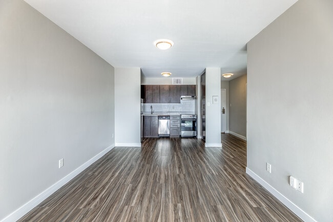 Le Palais & Capital Terrace in Hamilton, ON - Building Photo - Interior Photo