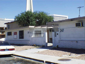 241-247 W Chicago Ave in Las Vegas, NV - Building Photo - Building Photo