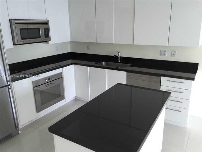 92 SW 3rd St, Unit 3311 in Miami, FL - Foto de edificio - Building Photo