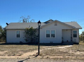 1600 Crenshaw Dr in McCamey, TX - Building Photo