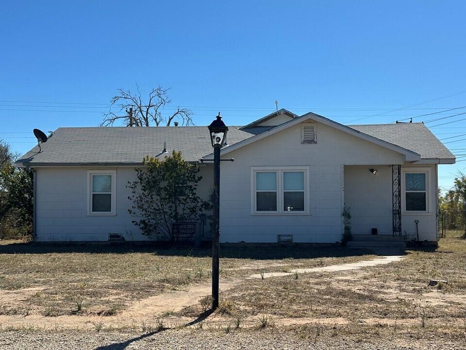 1600 Crenshaw Dr in McCamey, TX - Building Photo