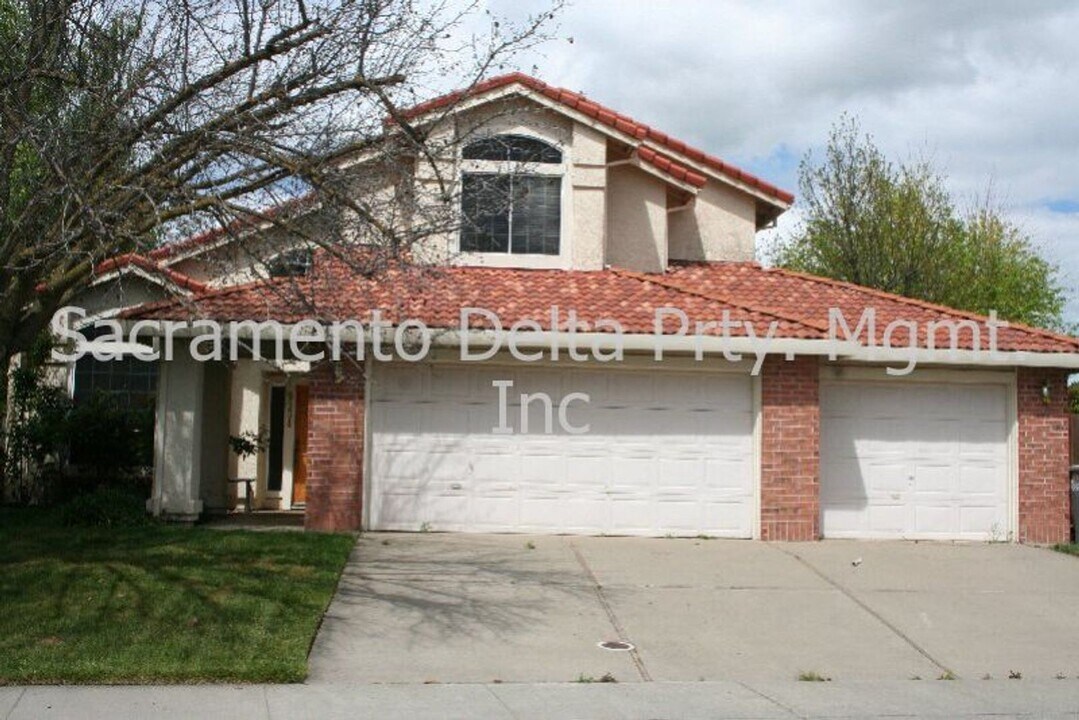 9334 Framington Way in Elk Grove, CA - Building Photo
