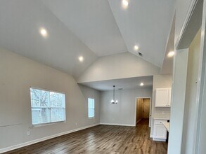 239 Cedar St in Jackson, TN - Foto de edificio - Building Photo