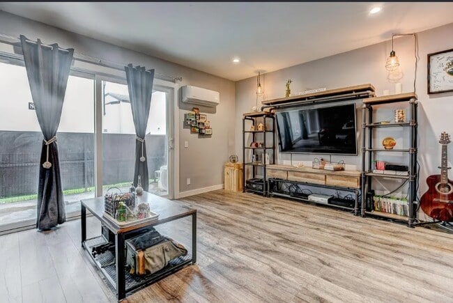 8027 Caminito de Pizza, Unit F in San Diego, CA - Foto de edificio - Building Photo