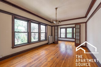 2427 N Sawyer Ave, Unit 2E in Chicago, IL - Building Photo - Building Photo