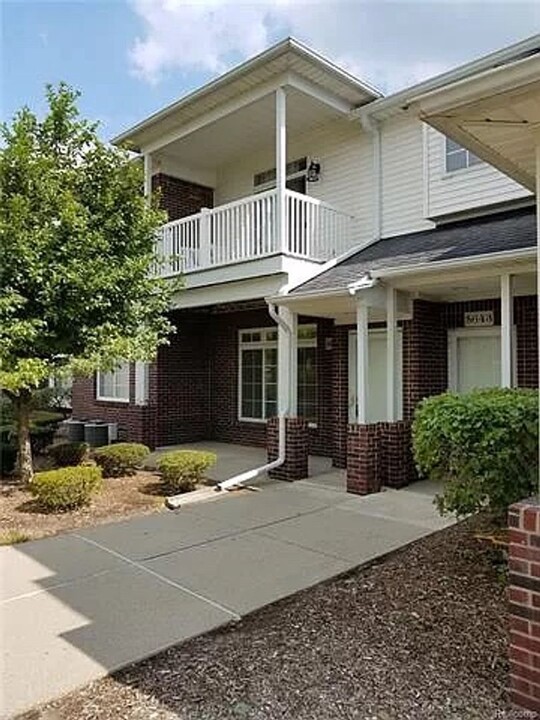 5637 Twin Oaks Dr in Sterling Heights, MI - Foto de edificio