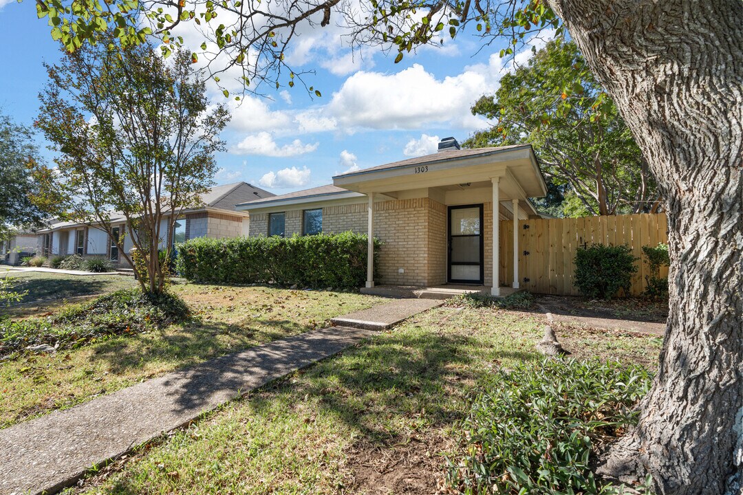 1303 Chapel Creek Rd in Waco, TX - Building Photo