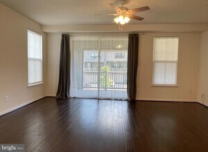 43373 Southland St in Ashburn, VA - Building Photo - Building Photo