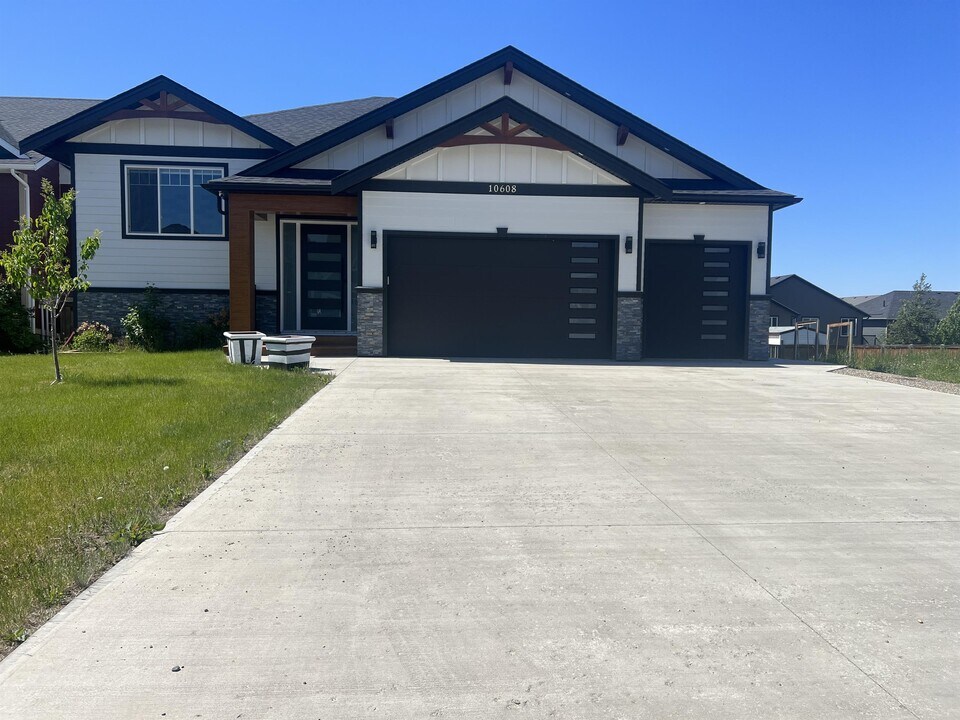 10608-10109 109 St in Fort St John, BC - Building Photo