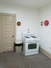 3236 N Downer Ave, Unit Furnished Studio Room in Milwaukee, WI - Building Photo - Building Photo