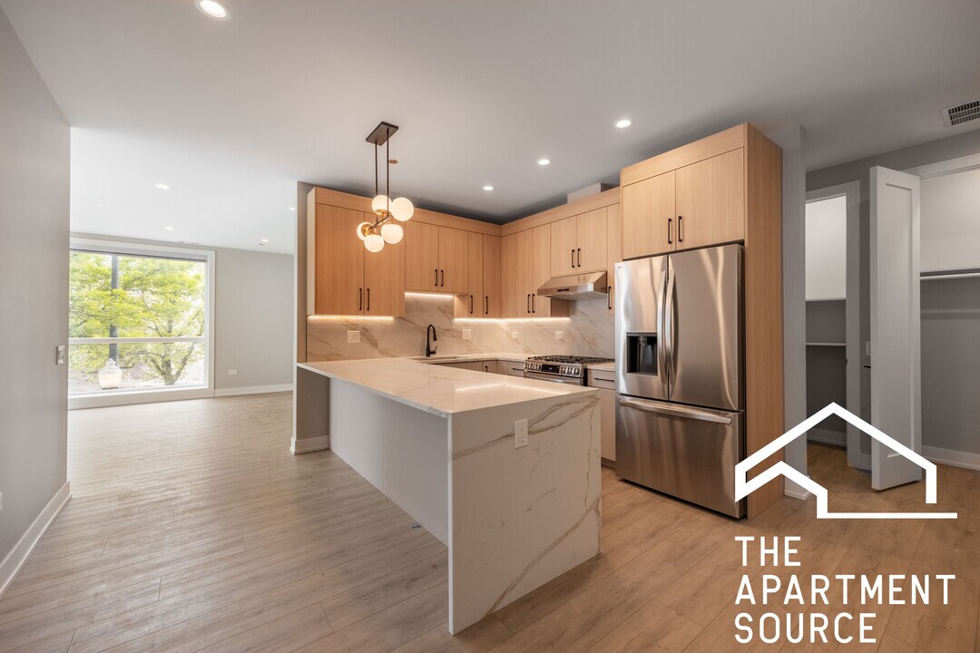 2354 W Polk St, Unit 304 in Chicago, IL - Building Photo