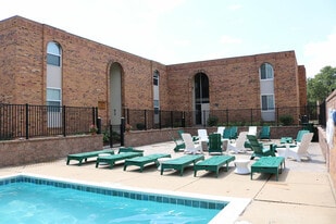 The Quarters East Lansing in East Lansing, MI - Building Photo