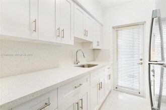 6930 Rue Versailles Dr in Miami Beach, FL - Foto de edificio - Building Photo