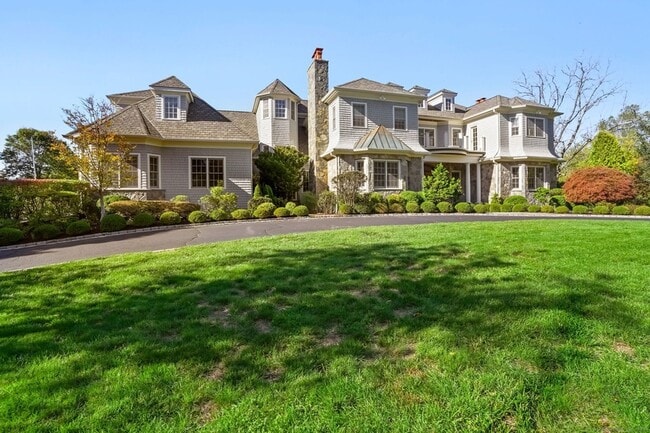 355 Greens Farms Rd in Westport, CT - Building Photo - Building Photo