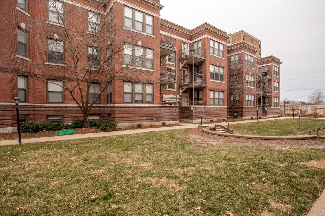 527 Clara Ave in St. Louis, MO - Building Photo