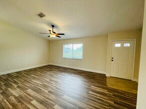 667 SE Crescent Ave in Port St. Lucie, FL - Building Photo - Building Photo