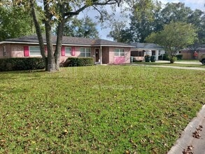 7819 Lisa Dr E in Jacksonville, FL - Building Photo - Building Photo