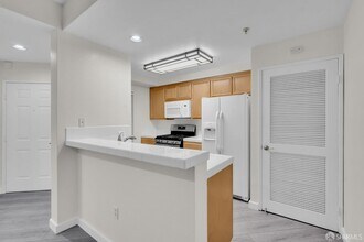 200 Caldecott Ln in Oakland, CA - Building Photo - Building Photo