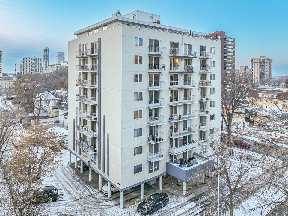 Quinn House Condominium in Edmonton, AB - Building Photo