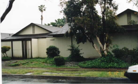 1524 W Juno Ave in Anaheim, CA - Foto de edificio