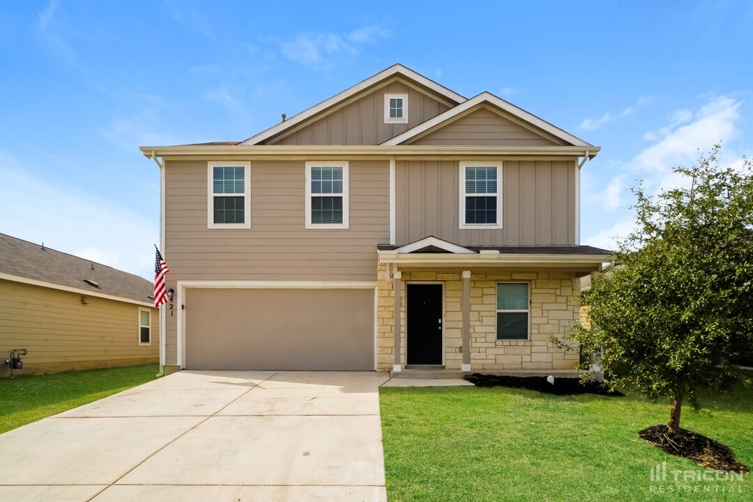 421 Moonvine Way in New Braunfels, TX - Building Photo