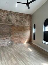 106 W Middle St, Unit 3 in Chelsea, MI - Foto de edificio - Building Photo