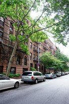 425 W 24th St in New York, NY - Building Photo