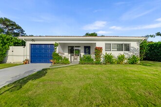 1906 N Lakeside Dr in Lake Worth Beach, FL - Building Photo - Building Photo