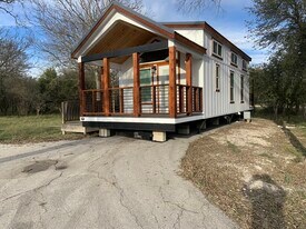 601 Spur 100 in Kerrville, TX - Building Photo